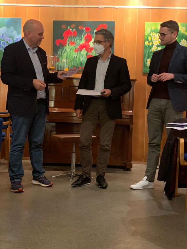 Uwe Natter (Mitte) wird f�r 25 Jahre Mitgliedschaft geehrt